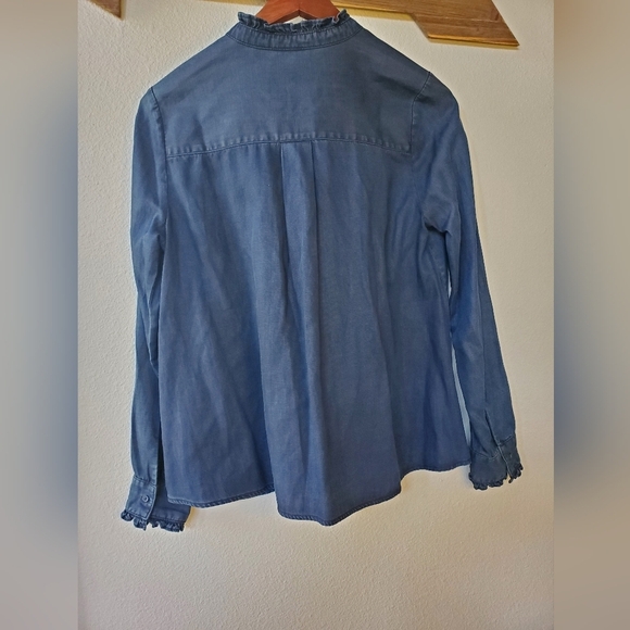 Hinge Women's Denim Look Button Up Top. Size XS - Picture 6 of 6